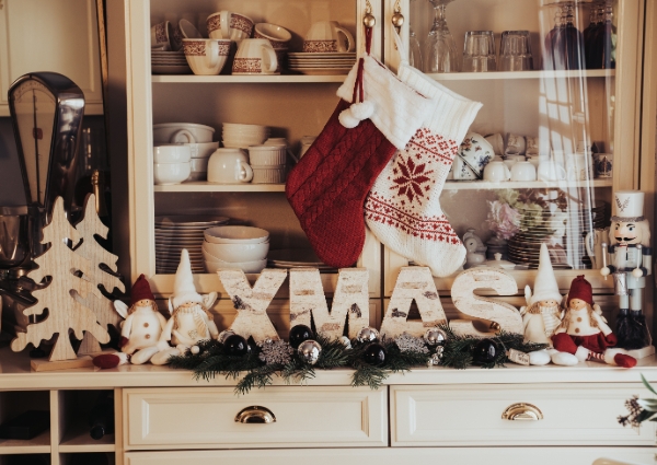 Kerstdecoraties met bomen en sokken